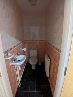 3 bedroom flat to rent, Wilbraham Road, Manchester M14