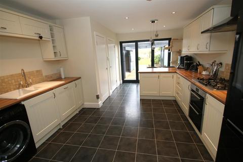 3 bedroom terraced house for sale, St. Johns Square, Wilton