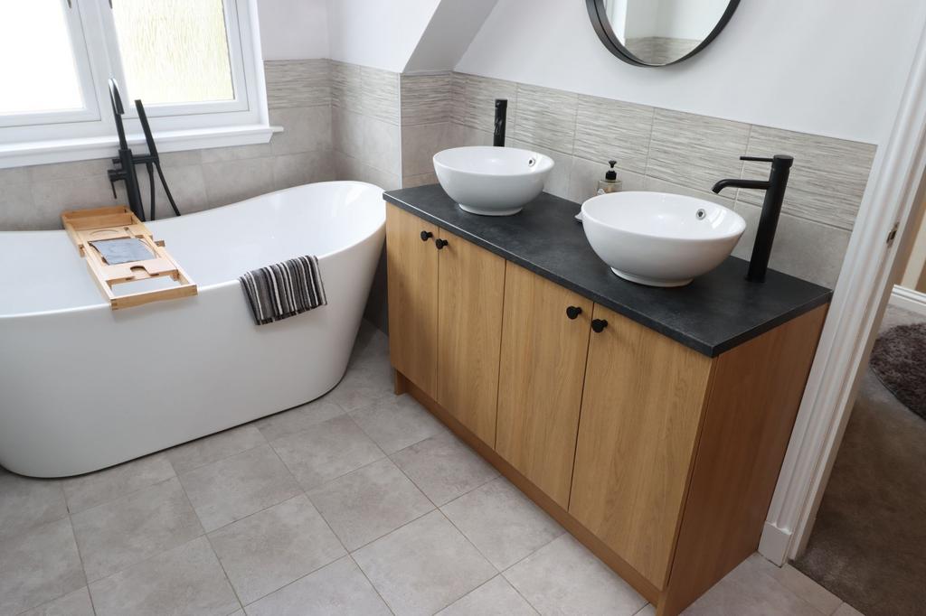 Main Bathroom (Photo 2)