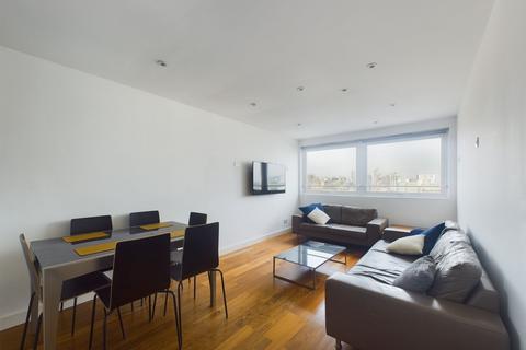 3 bedroom flat to rent, Park south, Battersea Park