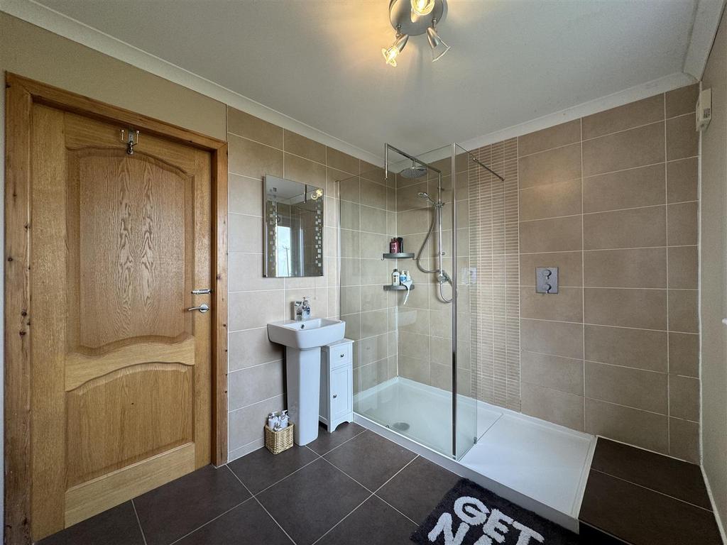 Shower room 2.jpg