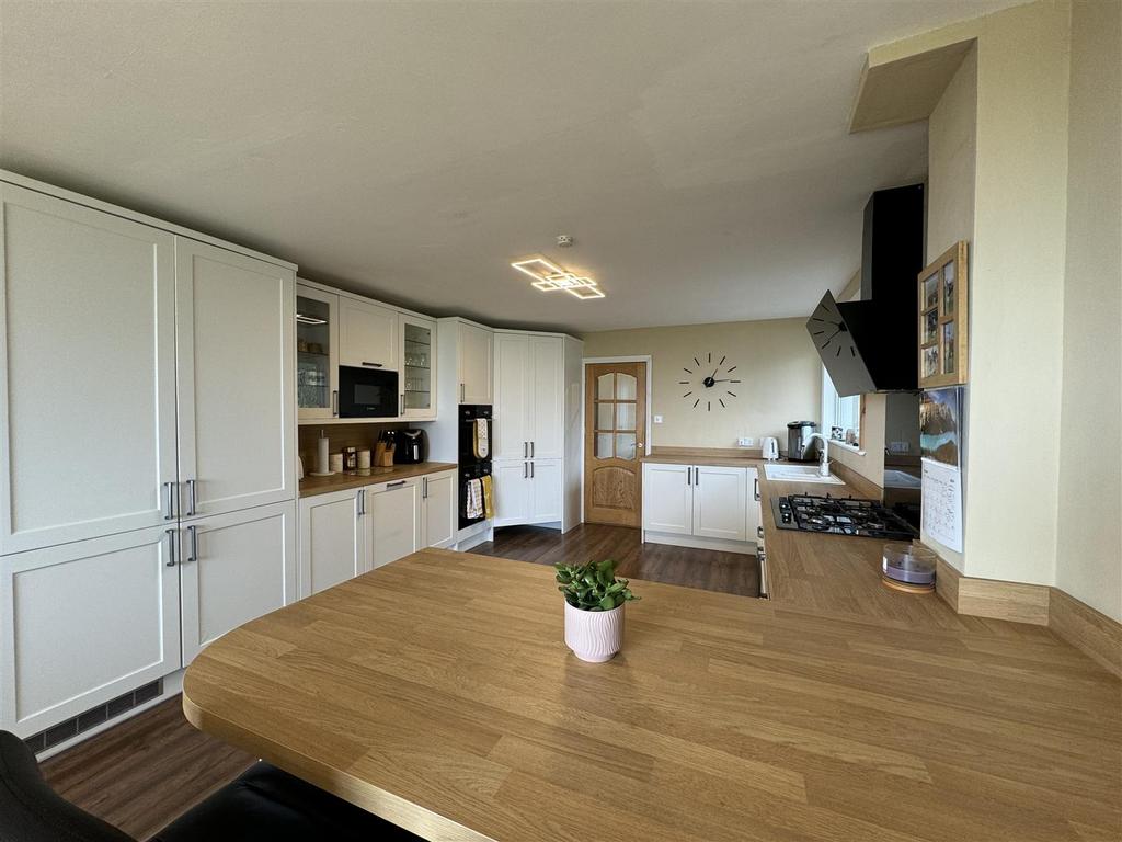 Kitchen 2.jpg