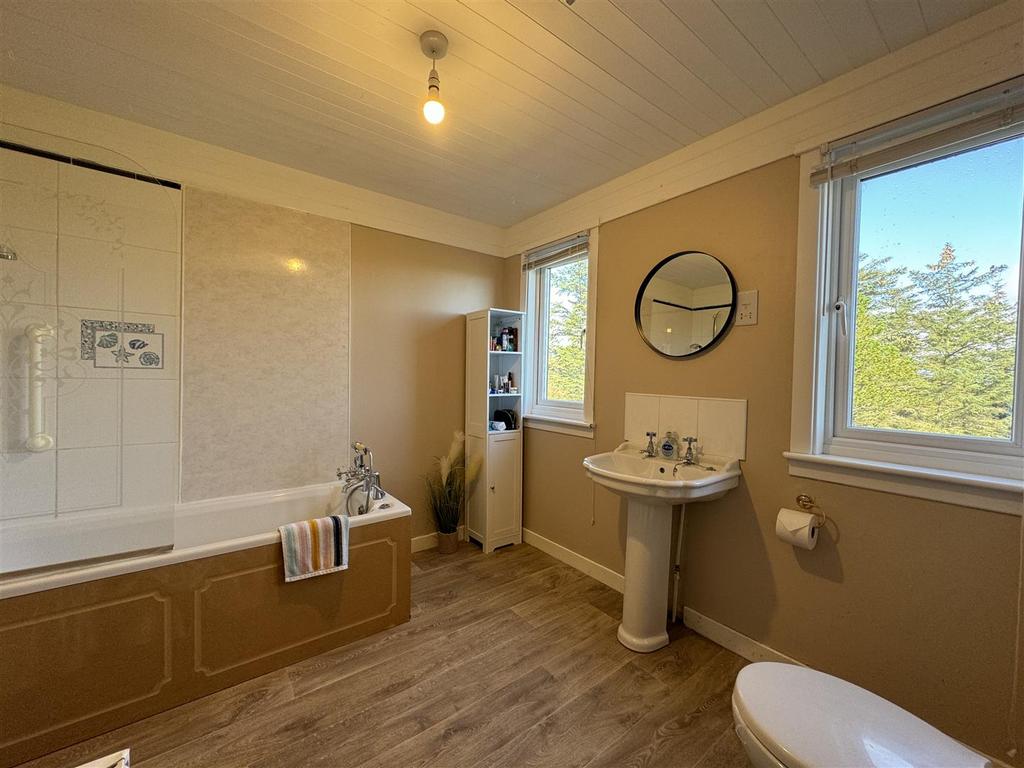 Fam bathroom 1.jpg
