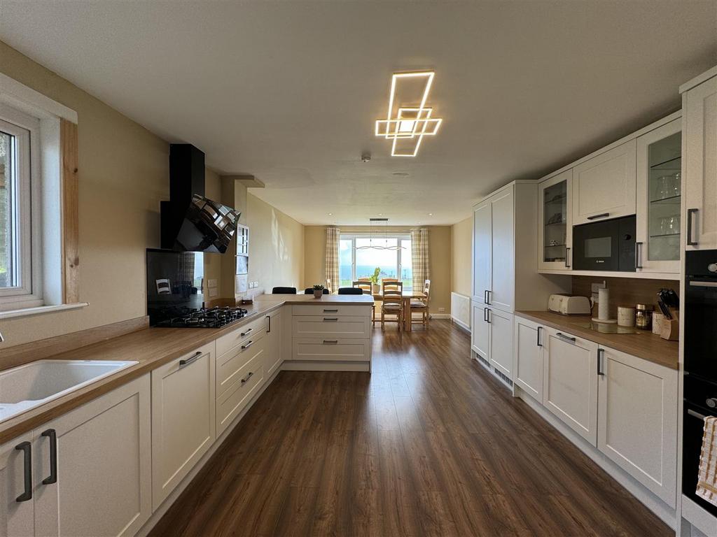 Kitchen 1.jpg