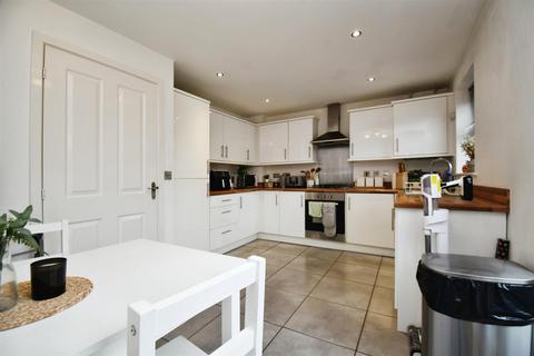 3 bedroom end of terrace house for sale, Barnard Park, Kingswood, Hull