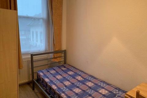 Studio to rent, High Street, Barnet EN5