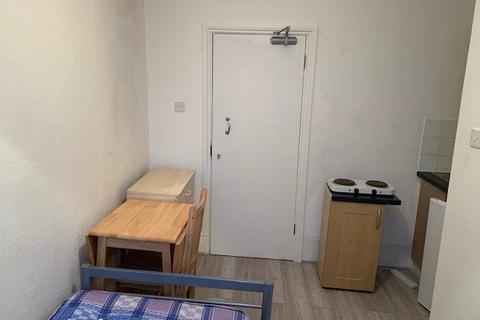 Studio to rent, High Street, Barnet EN5