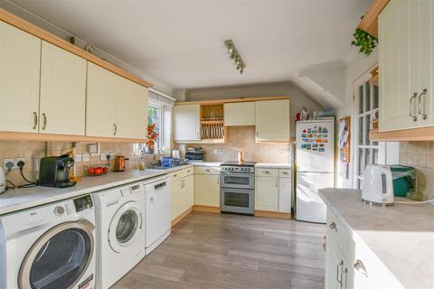 39 Broadlake Close, London Colney, St Albans, AL2 1NS