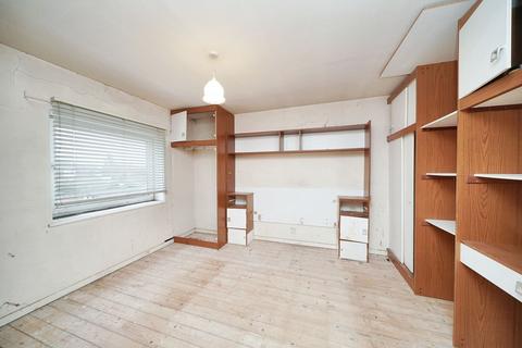 2 bedroom flat for sale, 44 Whitley Close, Stanwell, Staines-upon-Thames, Middlesex, TW19 7EZ