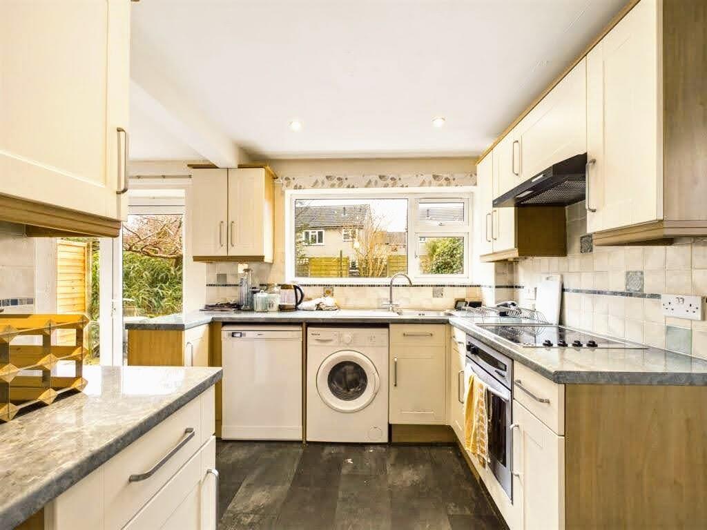 15 kitchen 2.jpeg