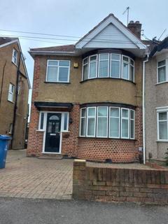 3 bedroom semi-detached house to rent, Irvine Avenue