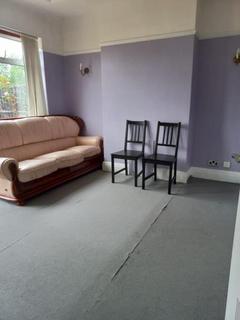 3 bedroom semi-detached house to rent, Irvine Avenue