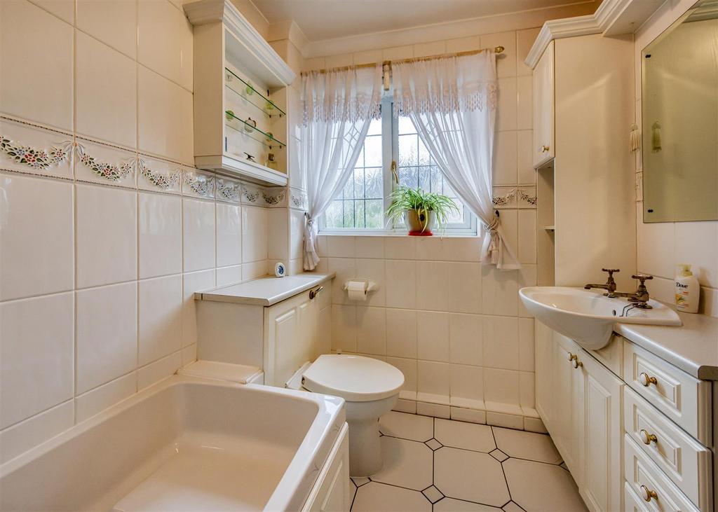 3 Cranmere Court-bathroom.jpg