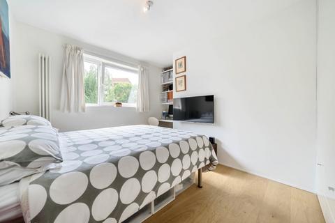 3 bedroom apartment to rent, Albert Drive London SW19