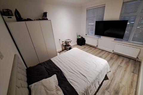 2 bedroom apartment to rent, South Parade, Mollison Way, HA8