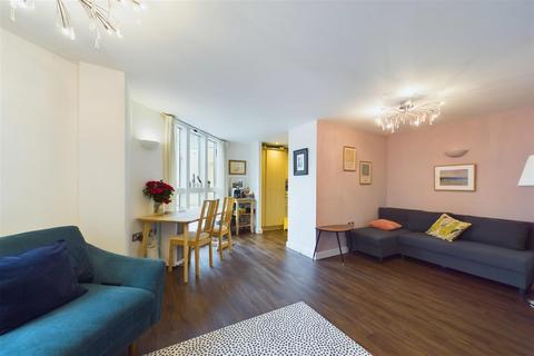 2 bedroom flat for sale, Giverny House, Water Gardens Square, London, SE16 6RL