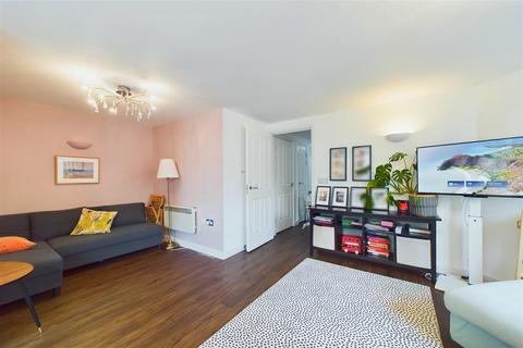 2 bedroom flat for sale, Giverny House, Water Gardens Square, London, SE16 6RL