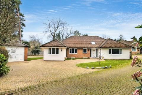 3 bedroom detached bungalow for sale, LOWER ROAD, GREAT BOOKHAM. KT23