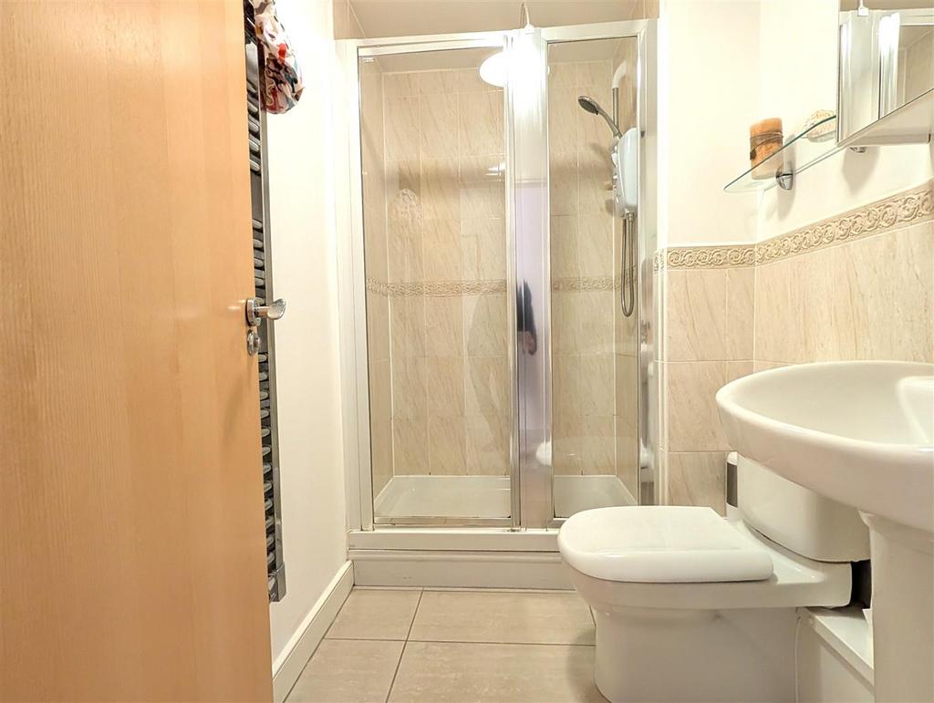 En suite shower room/wc