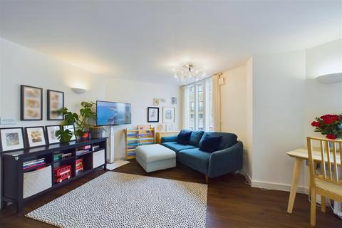 2 bedroom flat for sale, Giverny House, Water Gardens Square, London, SE16 6RL