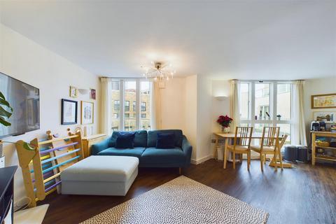 2 bedroom flat for sale, Giverny House, Water Gardens Square, London, SE16 6RL