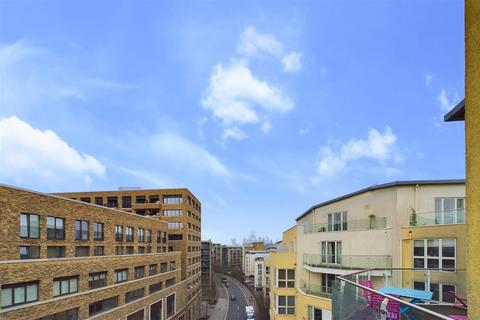 2 bedroom flat for sale, Giverny House, Water Gardens Square, London, SE16 6RL