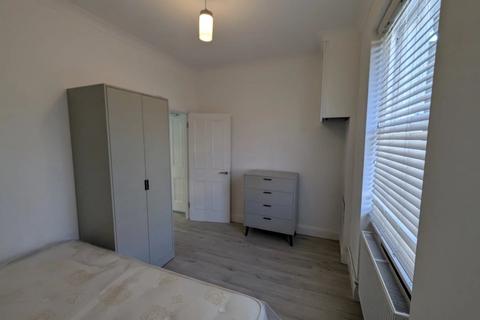 2 bedroom flat to rent, Cambridge Gardens, Ladbroke Grove, Notting Hill, London