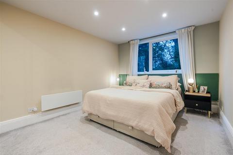 2 bedroom flat for sale, St Andrews Court, Sunninghill