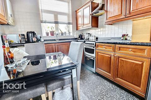 2 bedroom flat for sale, St Georges Road, London