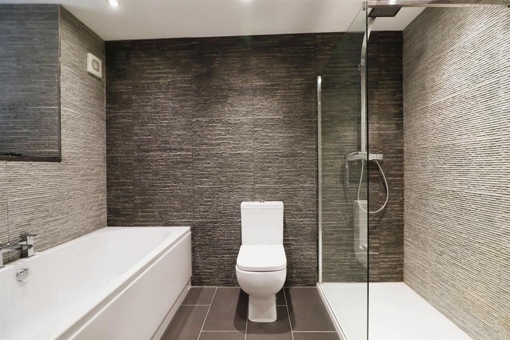 En-Suite Bath &amp; Shower Room / WC