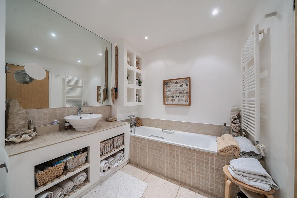 Bathroom W.C (1)