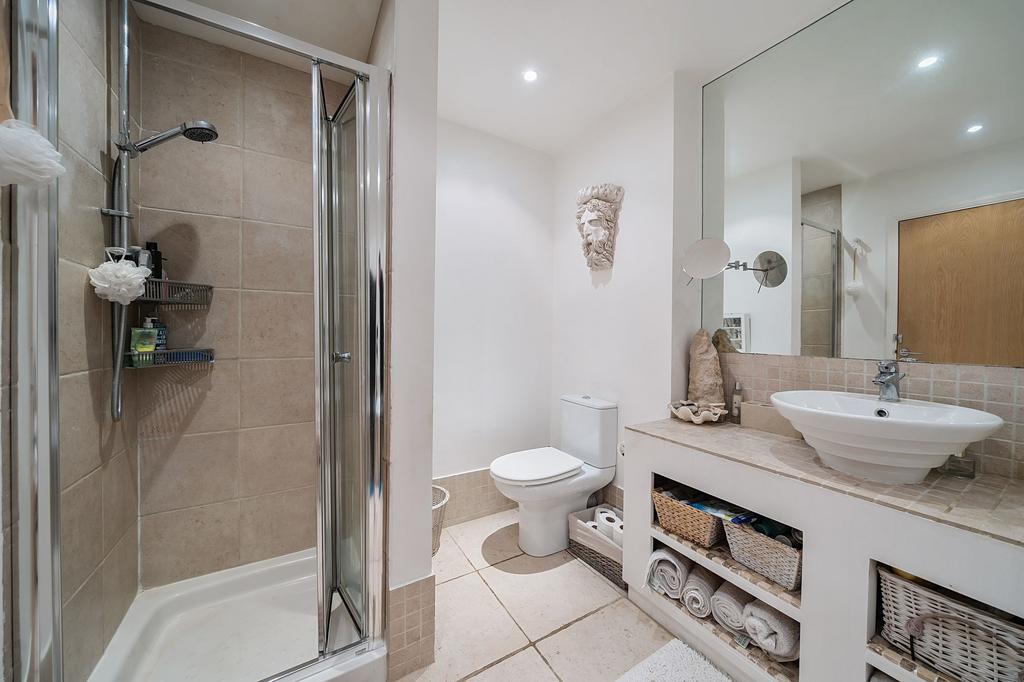 Bathroom W.C (2)