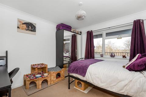 15, Windermere Court, 44 Park Road, Kenley, CR8 5AR