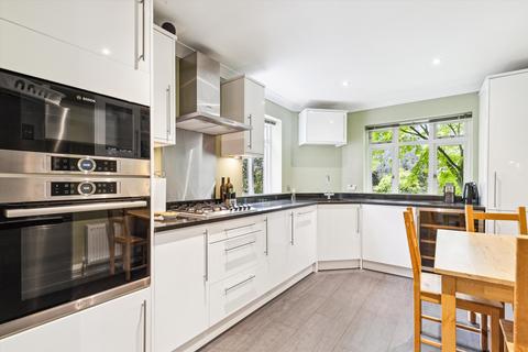 2 bedroom flat to rent, Limburg Road, London, SW11