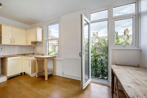 3 bedroom flat to rent, Badminton Road, London SW12