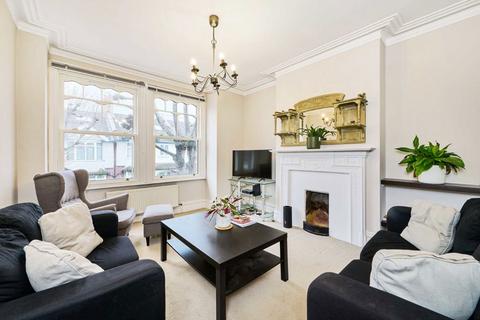 3 bedroom flat to rent, Badminton Road, London SW12