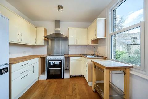 3 bedroom flat to rent, Badminton Road, London SW12