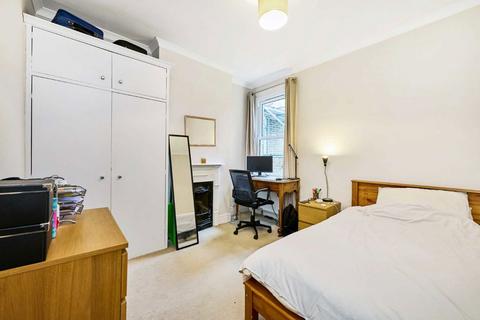 3 bedroom flat to rent, Badminton Road, London SW12