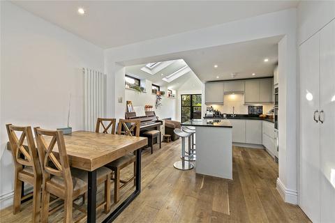 4 bedroom end of terrace house for sale, Avenue Road