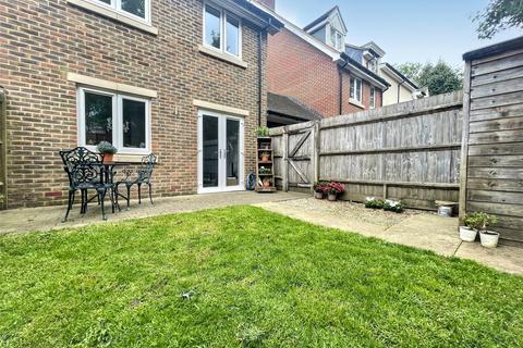 4 bedroom end of terrace house for sale, Hunters Place, Surrey GU26