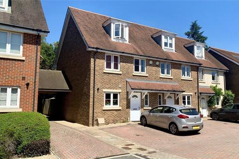 4 bedroom end of terrace house for sale, Hunters Place, Surrey GU26