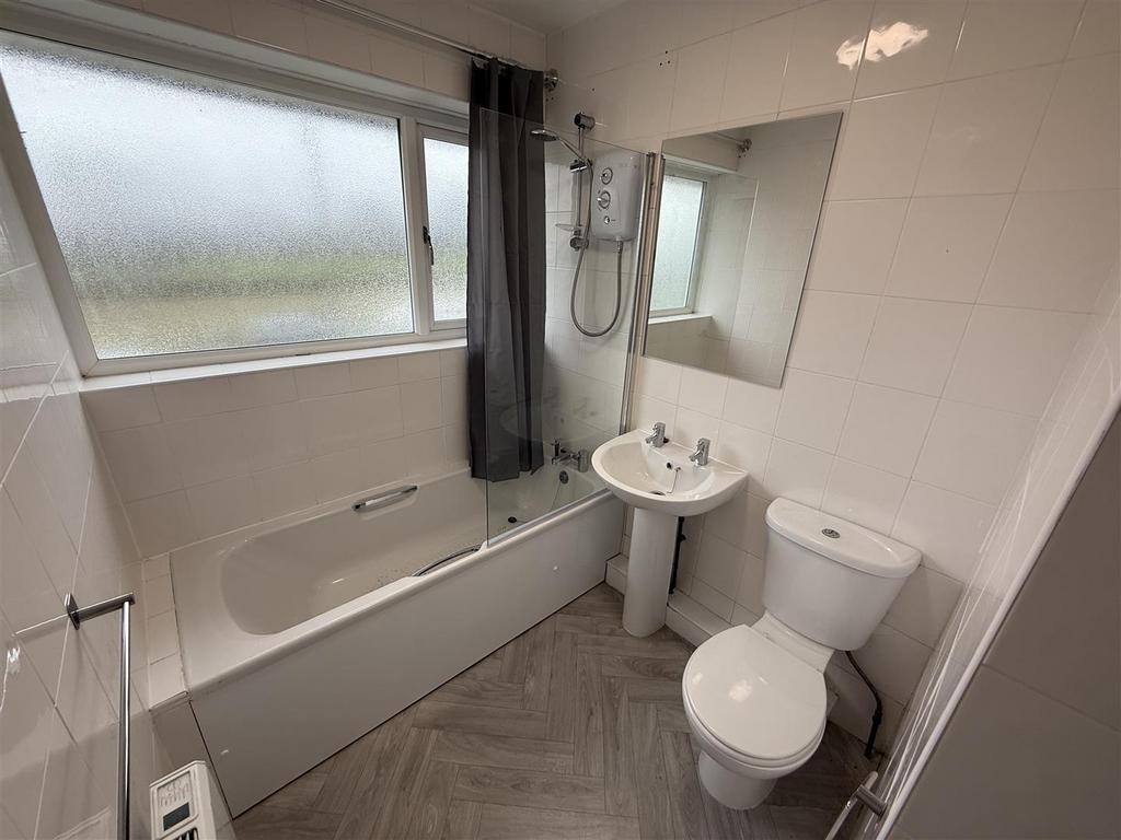 Bathroom 1.JPG