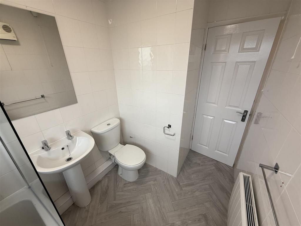 Bathroom 2.JPG
