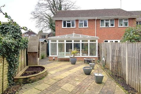 12 Compass Field, Hook, RG27 9SH