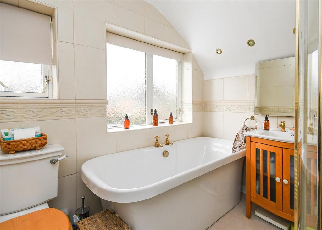 16 Clive Road - Bathroom (2).jpg