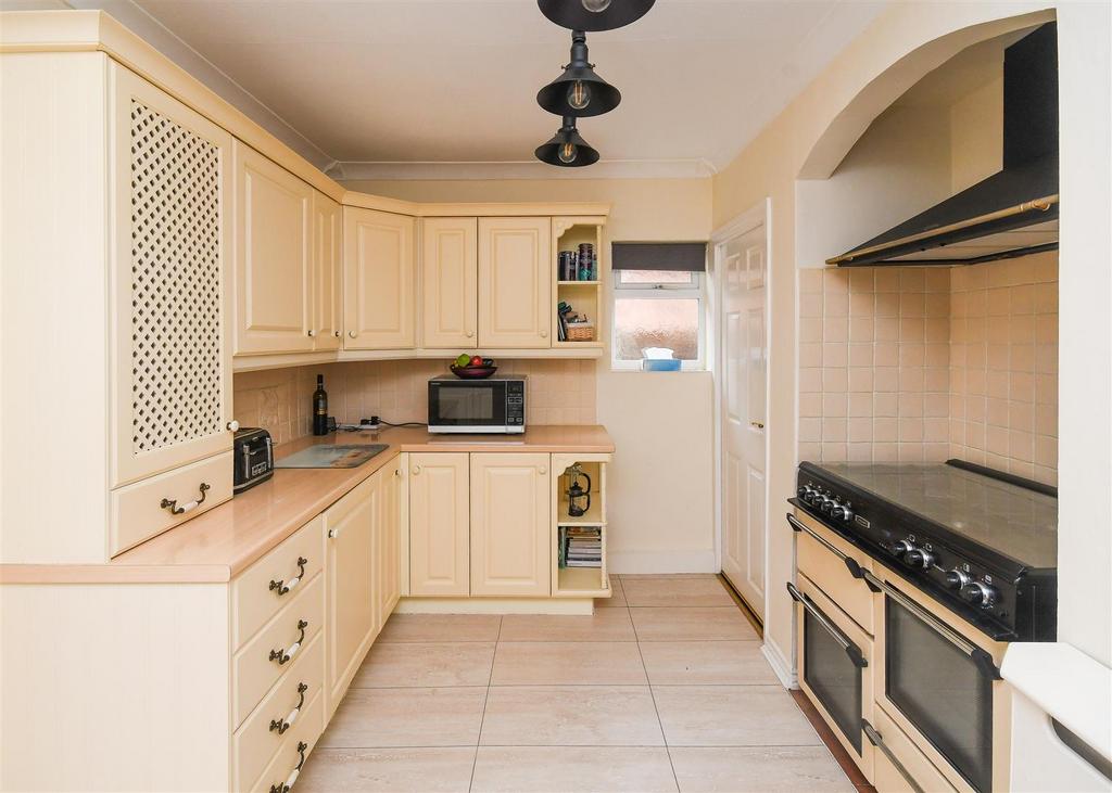 16 Clive Road - Kitchen (2).jpg