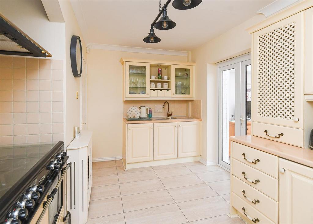 16 Clive Road - Kitchen.jpg
