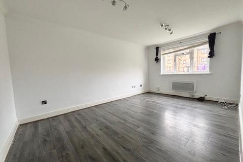 2 bedroom flat to rent, Chestnut Road, Basildon, SS16