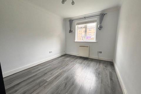 2 bedroom flat to rent, Chestnut Road, Basildon, SS16