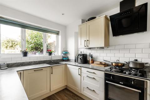 9 Downs Way, Oxted, RH8 0NZ